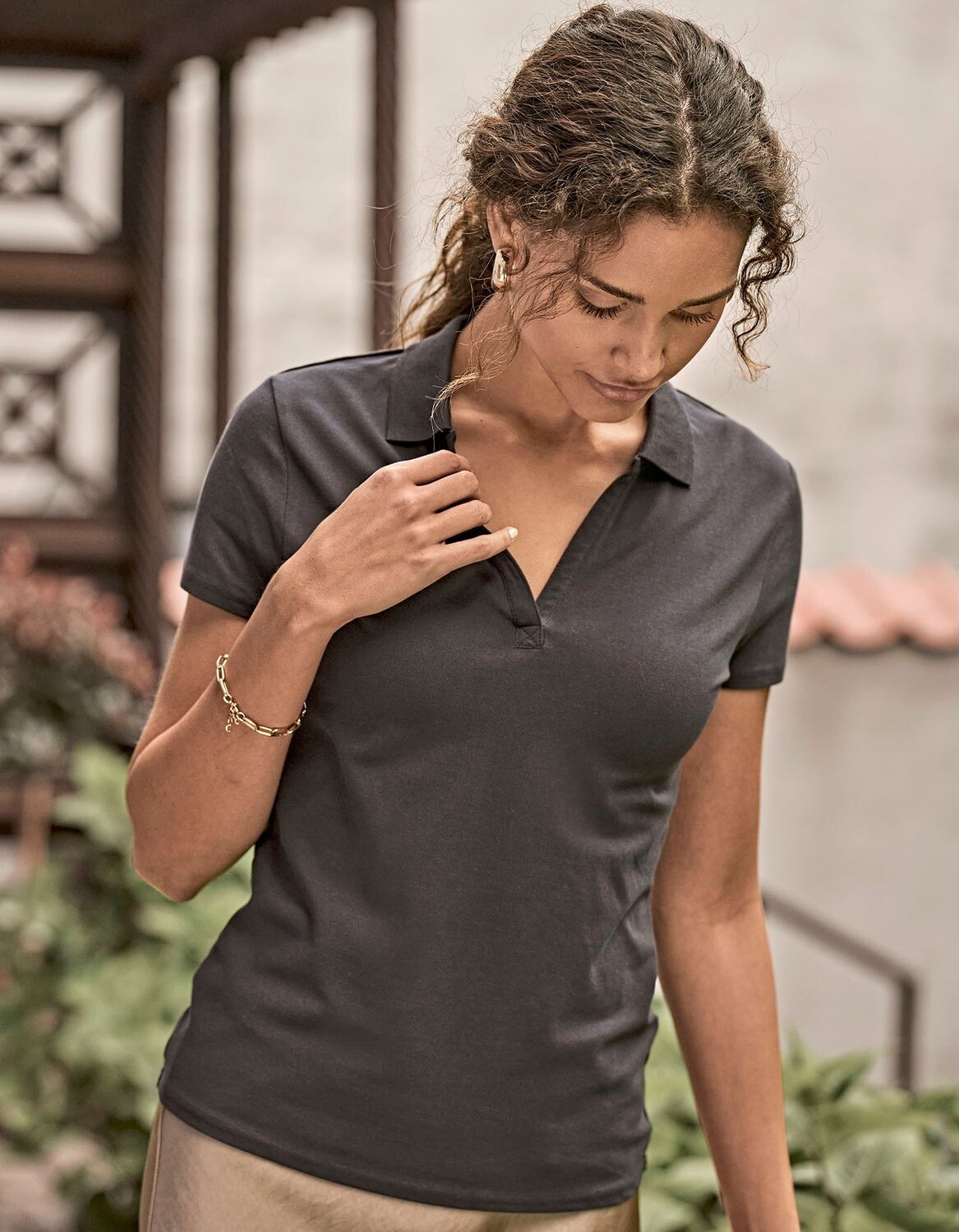 Polo de lujo con cuello en V elástico para mujer
