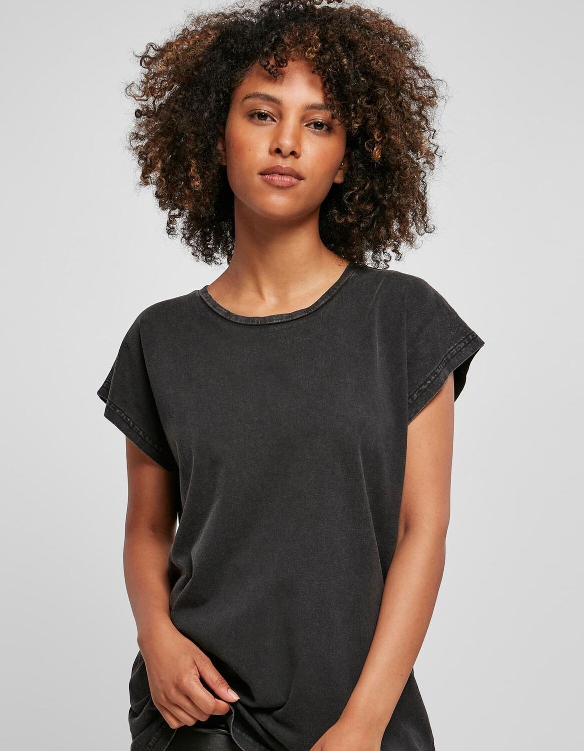 T-shirt da donna con spalla estesa e lavaggio acido