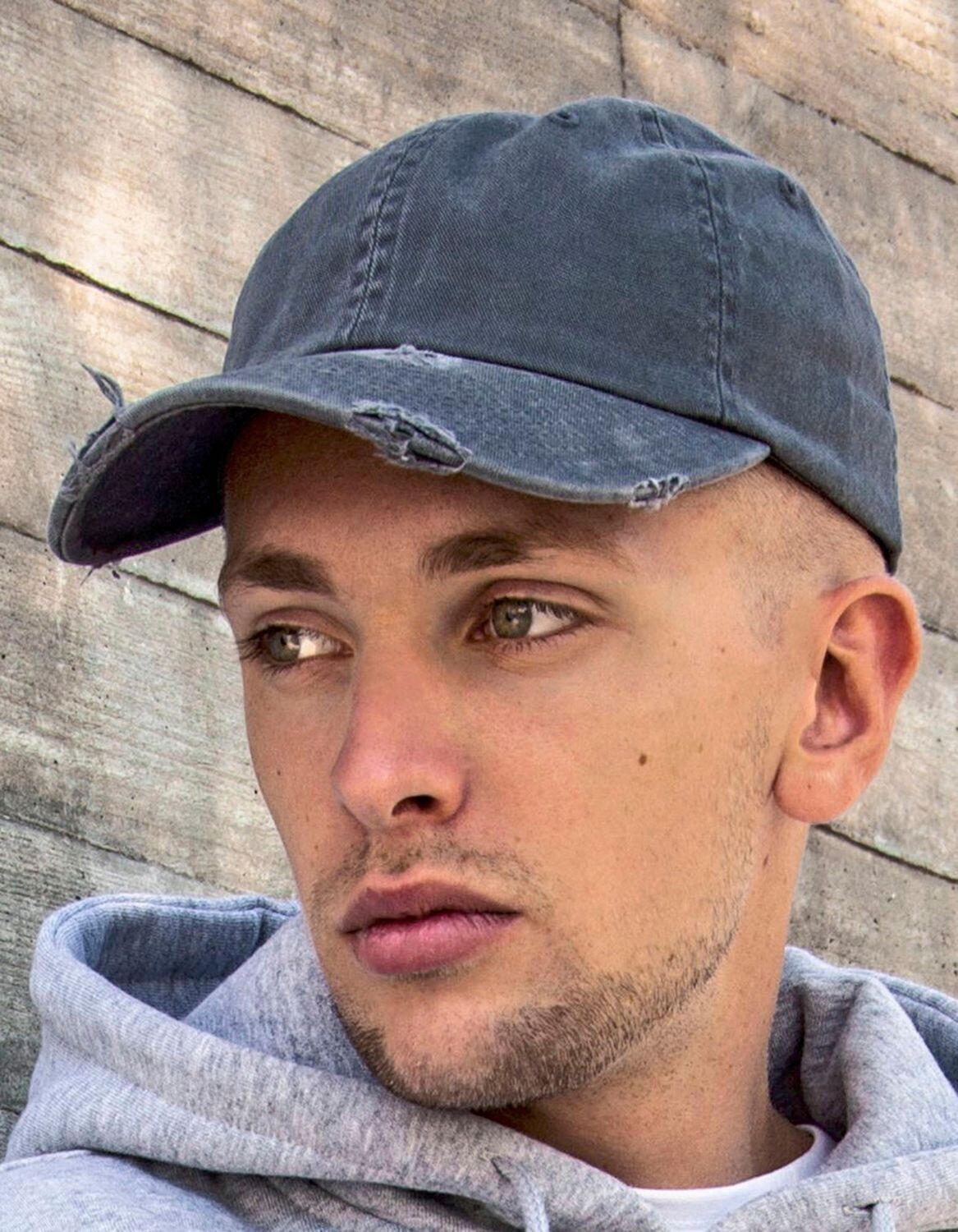 Cappello distrutto a basso profilo