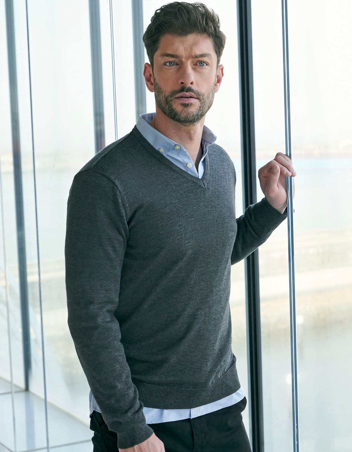 Maglia leggera da uomo con scollo a V