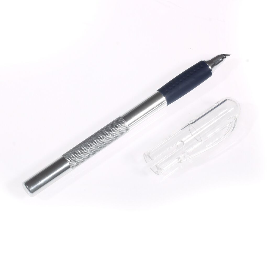 Scalpel with rotating blade