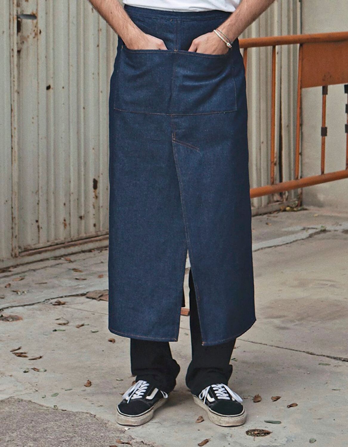 Grembiule da bistrot in jeans con spacco e tasca