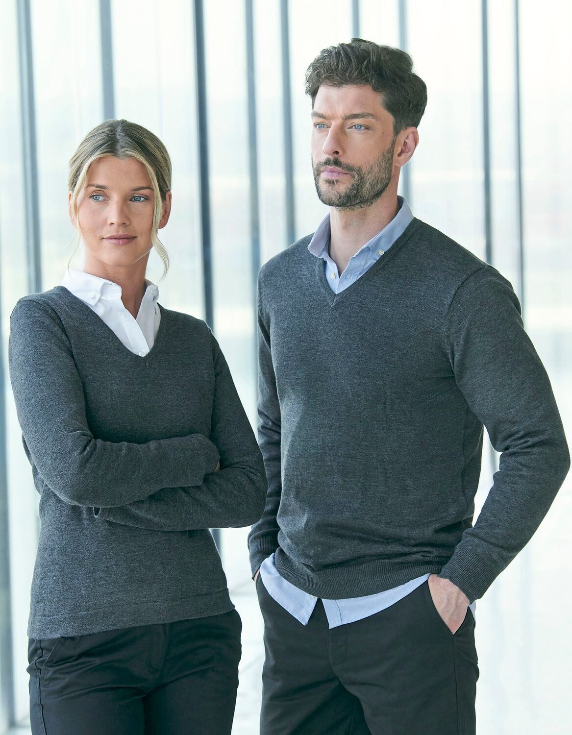 Maglia leggera da donna con scollo a V