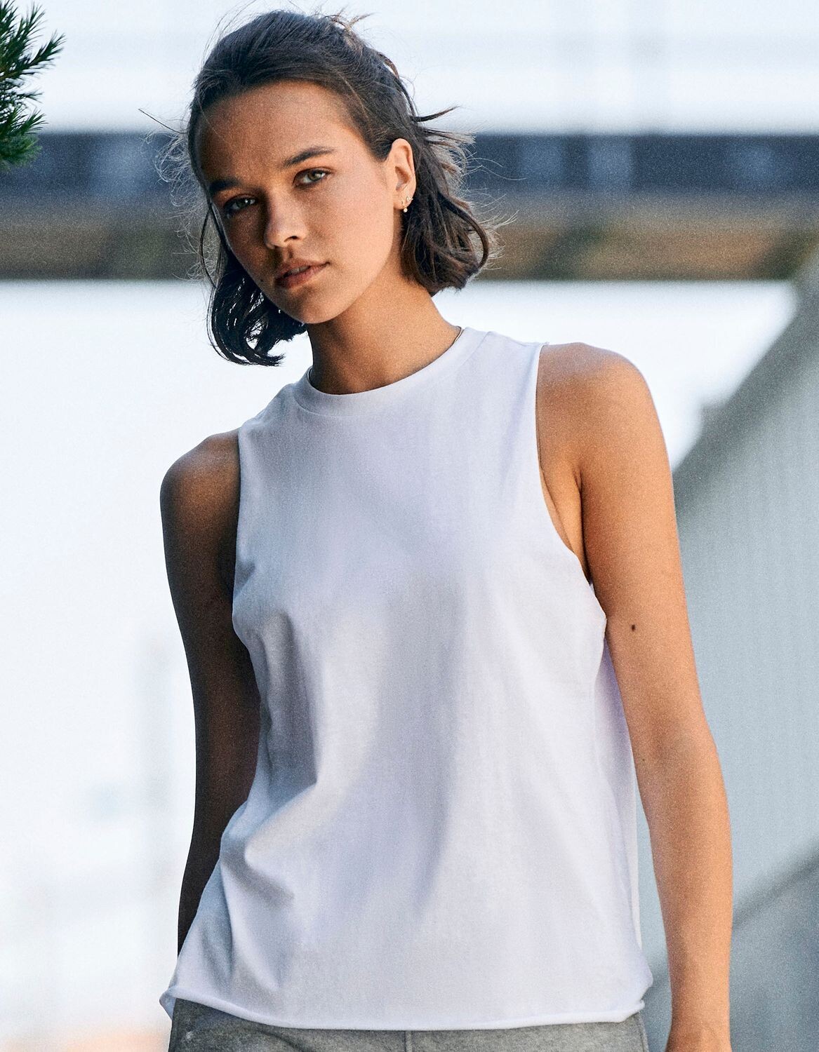 Gilet donna a collo alto con giromanica a fessura