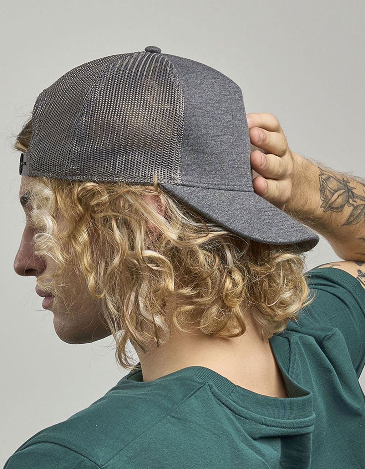 Cappellino in maglia da rapper