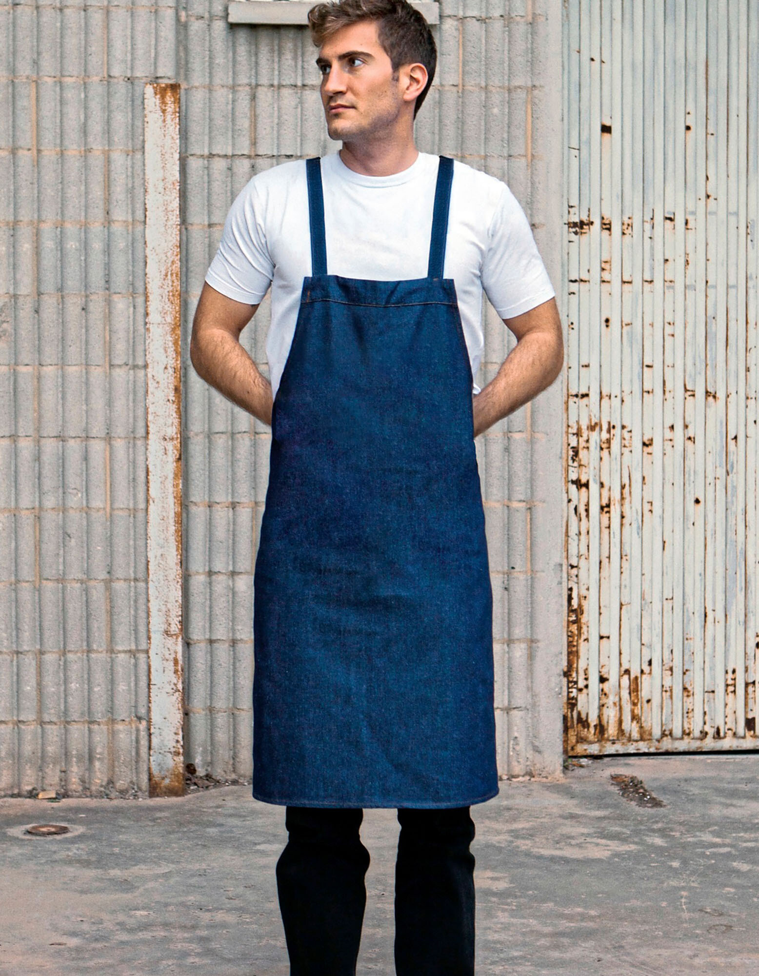 Barbecue apron with cross bands